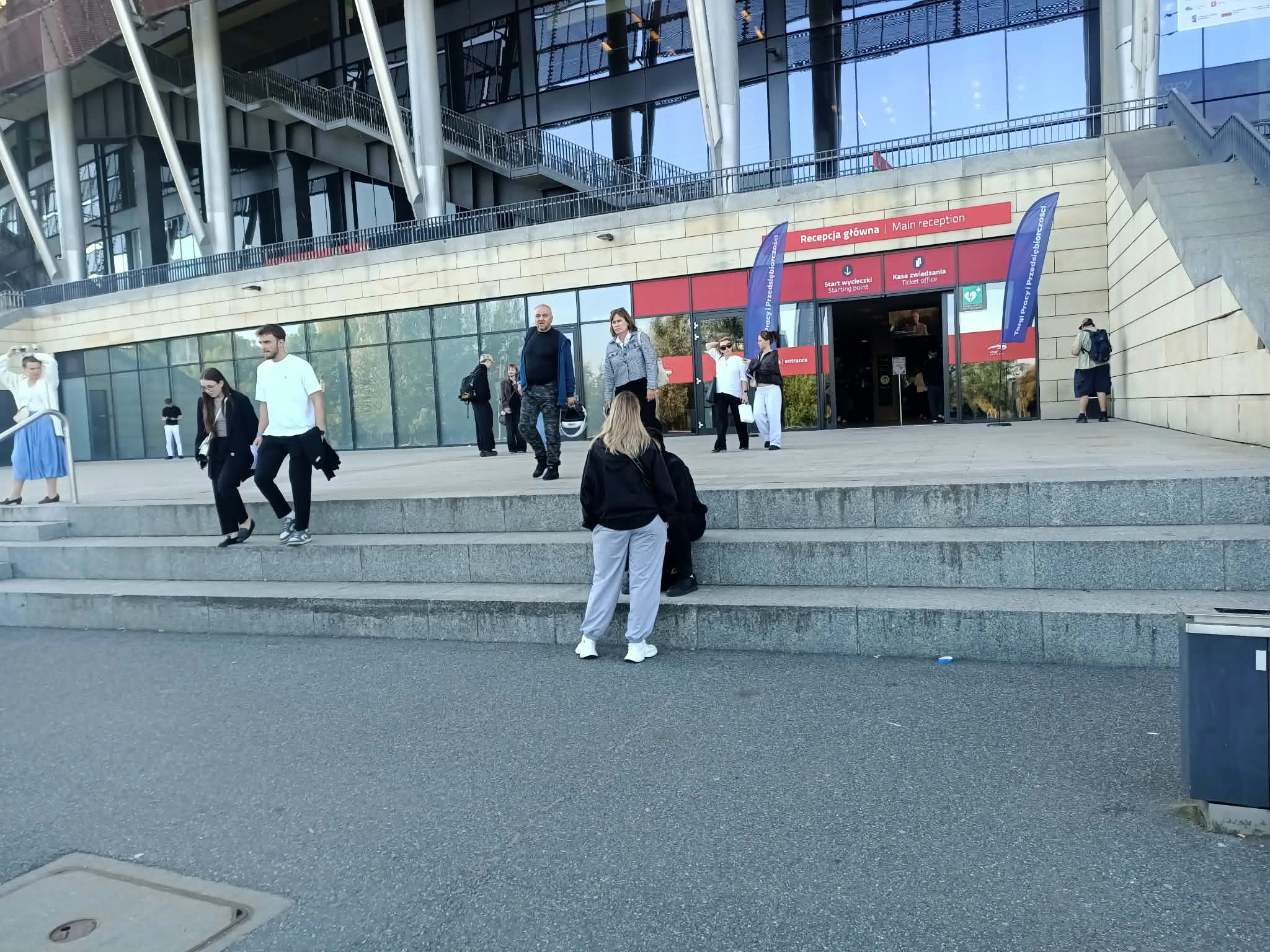 Uczestnicy przed wejściem na PGE Narodowy podczas targów pracy.