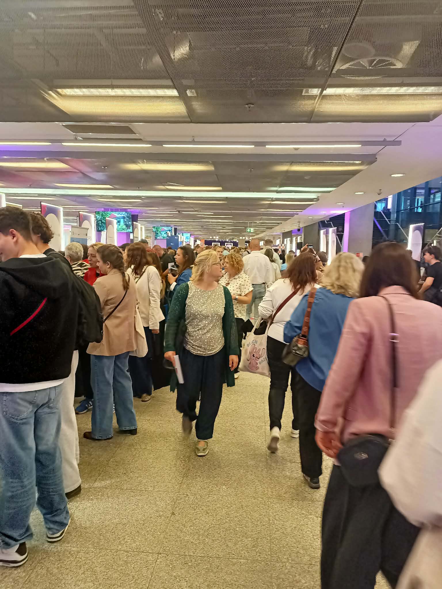 Tłum uczestników w hali warszawskich Targów Pracy i Przedsiębiorczości.